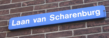 908051 Afbeelding van het straatnaambord 'Laan van Scharenburg' op de gevel bij het Museum van Zuilen ...